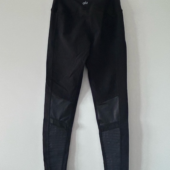 ALO YOGA • Black Moto Leggings • - Picture 4 of 8